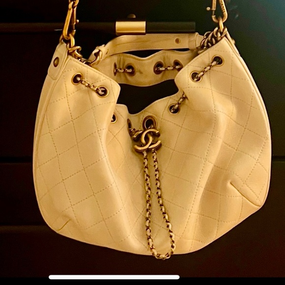 DRAWSTRING OFF-WHITE CHANEL BAG - 2020 Collection - Picture 6 of 7